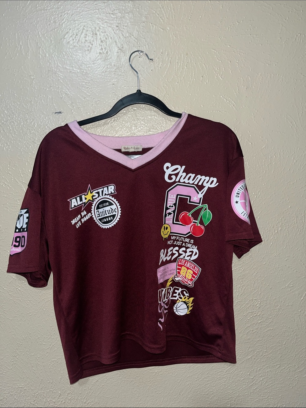 Graphic Patch Burgundy V-Neck Cropped Tee with Pink Trim
